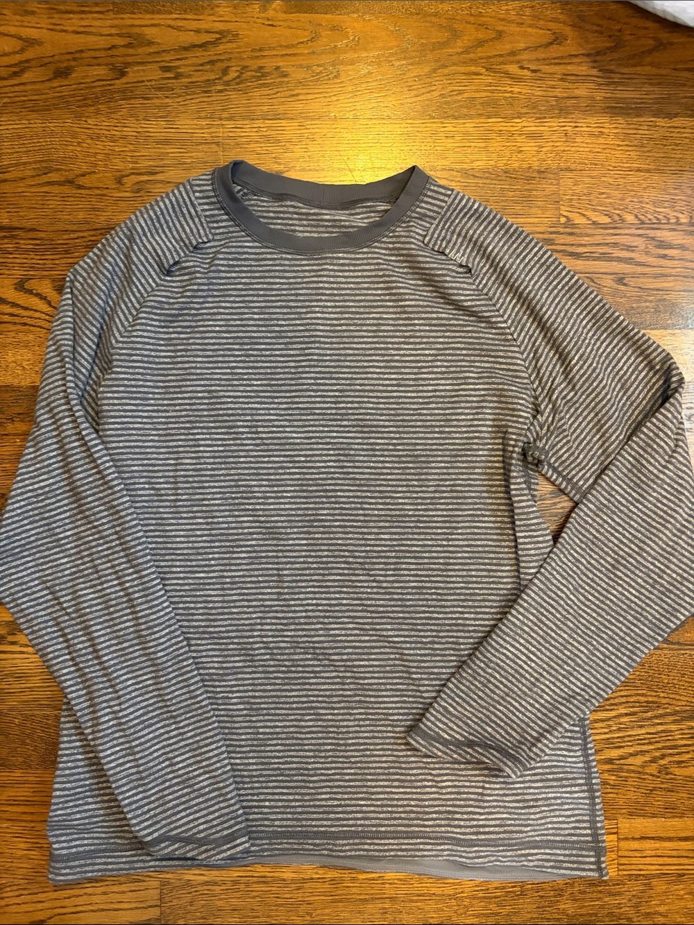 Lululemon Men’s long sleeve top. Not sure about size.  L or XL.